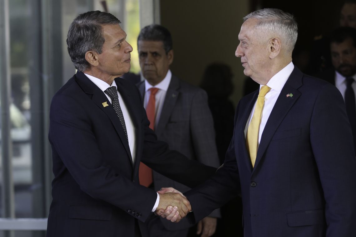Fabio Rodrigues Pozzebom/Agência Brasil O ministro da Defesa, Joaquim Silva e Luna, e o secretário de Defesa dos Estados Unidos, James Mattis, após reunião no ministério.