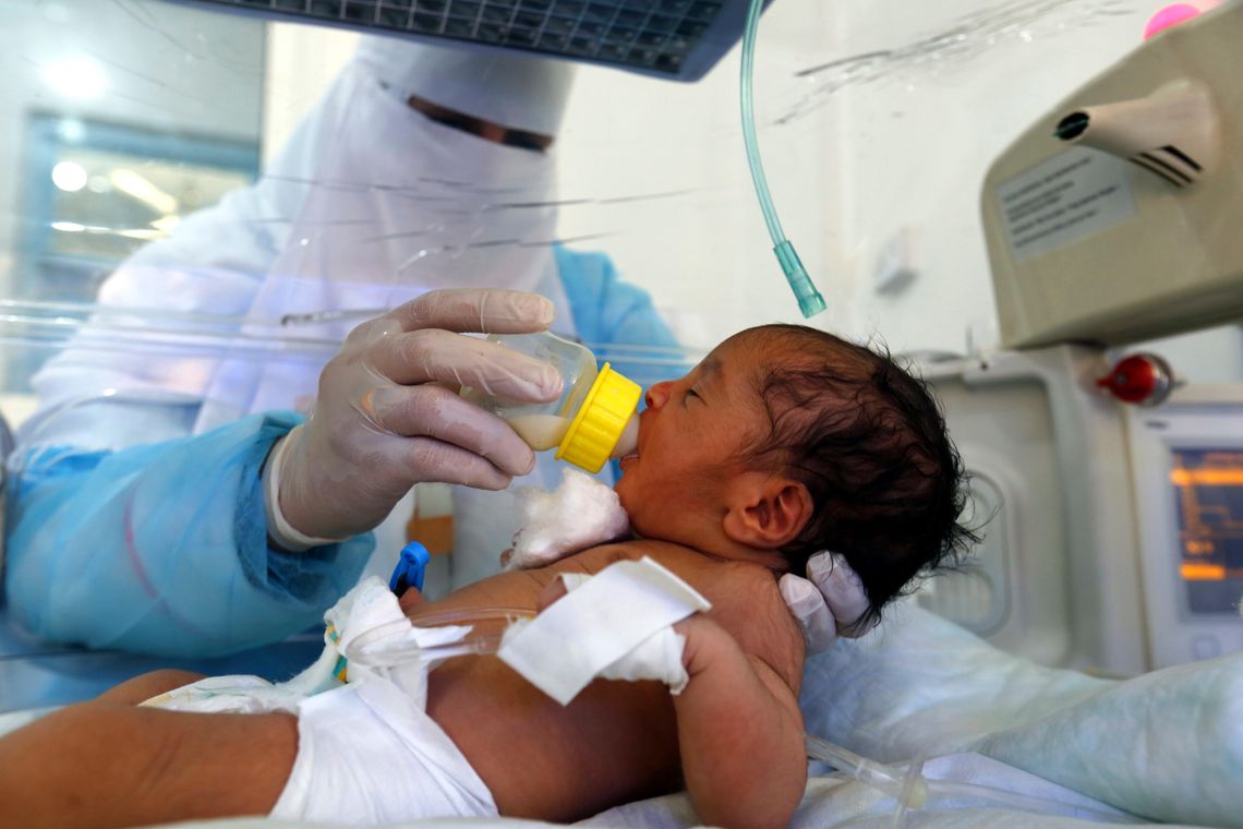 Bebês iemenitas recebem cuidado em hospital em Saná, por desnutrição