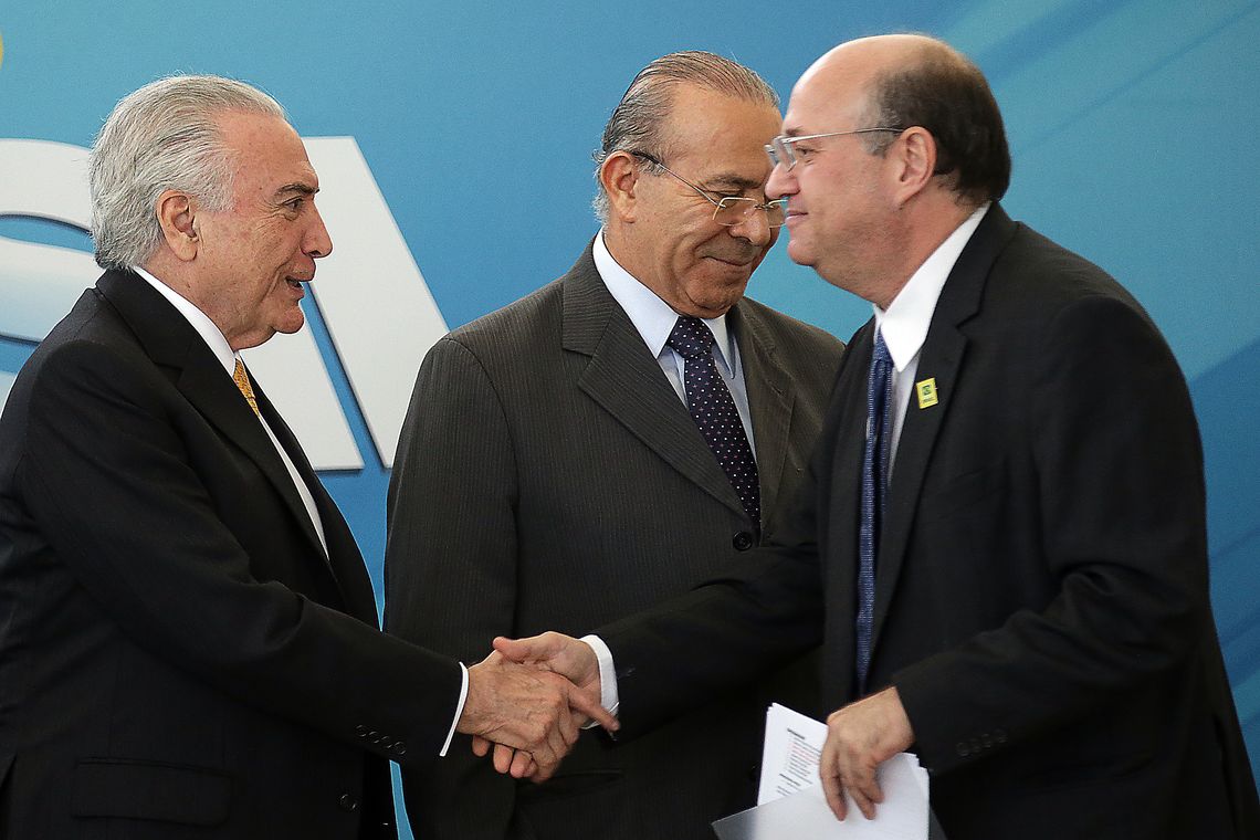 Antonio Cruz/Agência Brasil O presidente Michel Temer, o ministro da Casa Civil, Eliseu Padilha, e o presidente do Banco Central (BC), Ilan Goldfajn, durante lançamento da plataforma digital para adesão aos planos econômicos, no Palácio do Planalto.