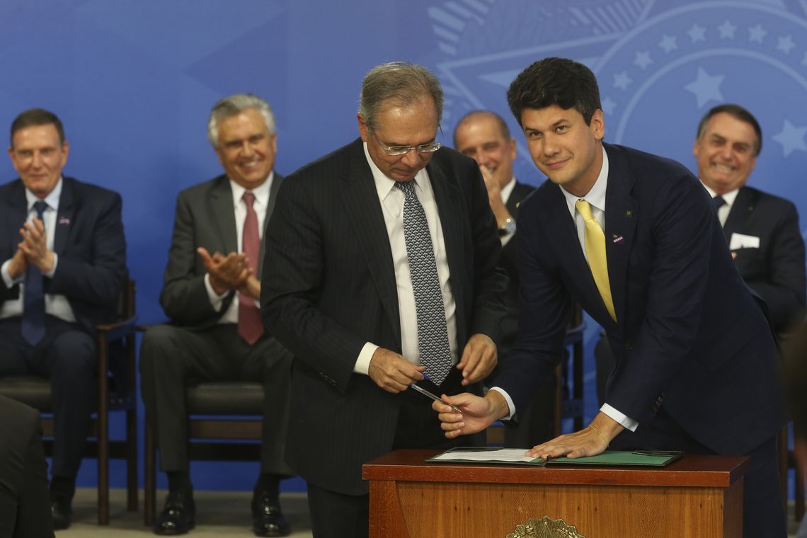 O ministro da Economia, Paulo Guedes, e o novo presidente do BNDES, Gustavo Montezano, durante cerimÃ´nia de posse no PalÃ¡cio do Planalto. 