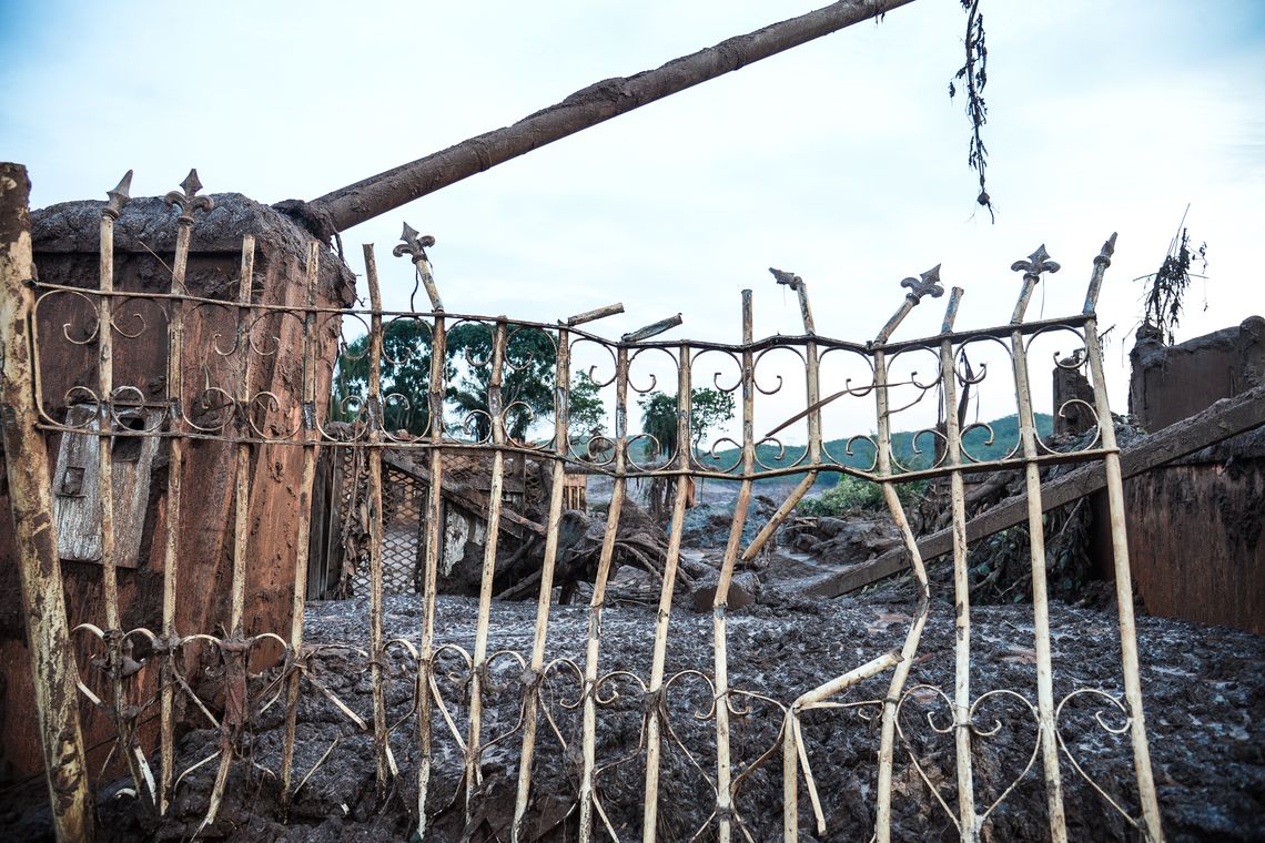 Antonio Cruz/ Agência Brasil Mariana (MG) - Rompimento de duas barragens da mineradora Samarco na última quinta-feira (5). Em meio ao cenário de muita lama, barro e destruição, o que restou lembra uma cidade fantasma (Antonio Cruz/Agência Brasil)
