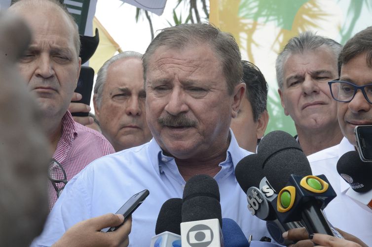 O presidente da União Democrática Ruralista, Luiz Antônio Nabhan Garcia, fala com jornalistas após visita ao candidato à Presidência da República, Jair Bolsonaro.