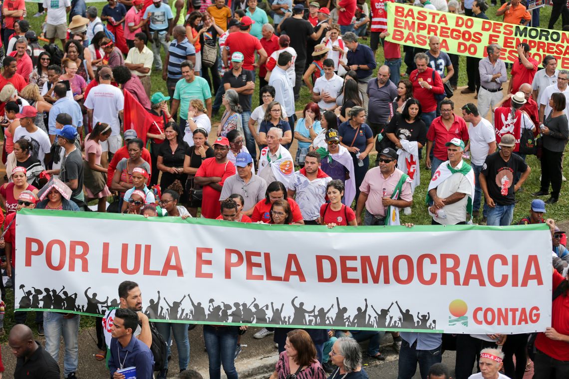 Fabio Rodrigues Pozzebom/Agência Brasil Brasília - Manifestantes a favor de Lula protestam na Esplanada dos Ministérios. O STF julga o pedido do ex-presidente para não ser preso até se esgotarem os recursos na Justiça (Fabio Rodrigues Pozzebom/Agência Brasil)