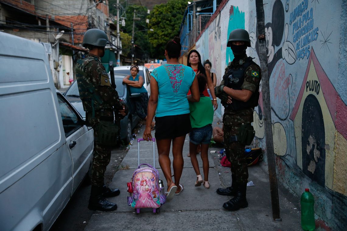 Fernando Frazão/Agência Brasil Militares do Exército participam de operação das forças de segurança na comunidade do Preventório, em Niterói.
