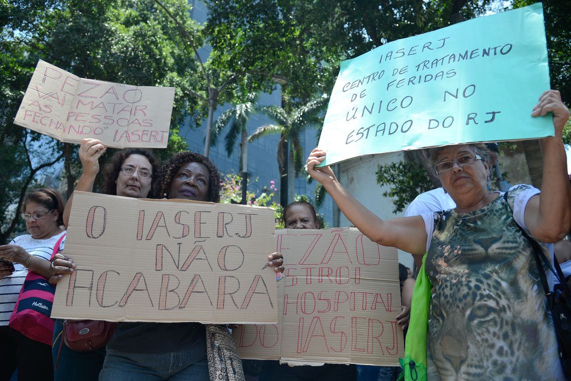 Tânia Rêgo/Agência Brasil Rio de Janeiro - Servidores protestam contra o pacote de cortes do governo do estado em frente ao prédio da Alerj (Tânia Rêgo/Agência Brasil)