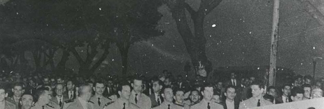 Militares pedem punição ao crime da rua Tonelero em 1954 Fotografia de uma manifestação de militares com faixa alusiva ao crime da rua Toneleros em Copacabana, Rio de Janeiro – 1954