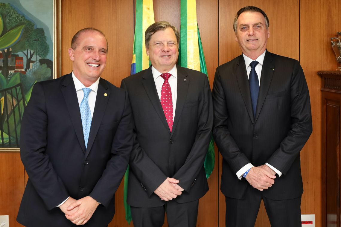 Marcos Correa/PR Onyx Lorenzoni, Ministro-Chefe da Casa Civil Presidente da República, o embaixador Luis Fernando Serra e o Presidência da República, Jair Bolsonaro durante audiência no Planalto.