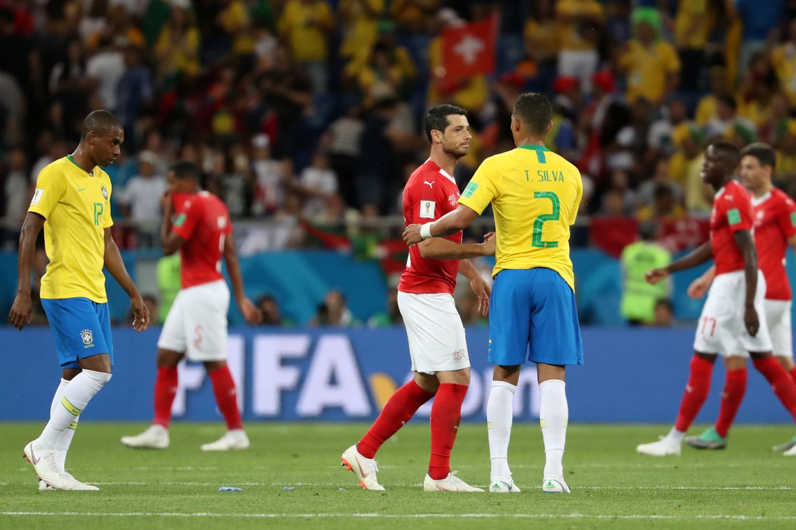 Jogadores se cumprimentam após partida entre Brasil e Suíça pela Copa do Mundo da Rússia REUTERS/Marko Djurica/MARKO DJURICA Jogadores se cumprimentam após partida entre Brasil e Suíça pela Copa do Mundo da Rússia REUTERS/Marko Djurica