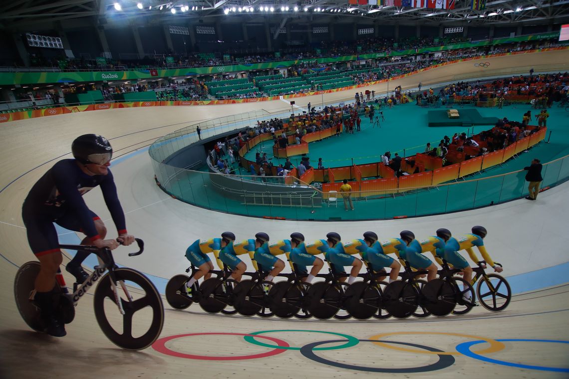 Fernando Frazão/Agência Brasil Rio de Janeiro - Foto de múltipla exposição mostra semifinal do ciclismo masculino sprint em que o britânico Callum Skinner venceu o australiano Matthew Glaetzer no Velódromo dos Jogos Rio 2016, no Parque Olímpico. (Fernando Frazão/Agência
