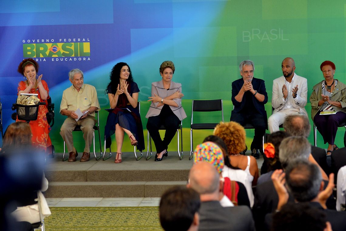 Antonio Cruz/Agência Brasil Brasília - A presidenta Dilma Rousseff, em cerimônia no Palácio do Planalto, recebe apoio de intelectuais e artistas contra o processo de impeachment na Câmara dos Deputados (Antonio Cruz/Agência Brasil)