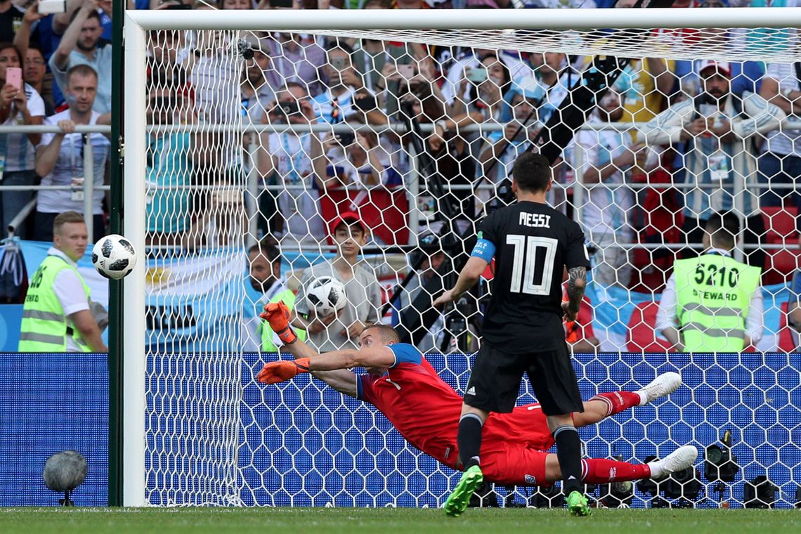 Copa 2018: Argentina e IslÃ¢ndia. Hannes Por Halldorsson, da IslÃ¢ndia, defende pÃªnalti batido pelo argentino Lionel Messi. 