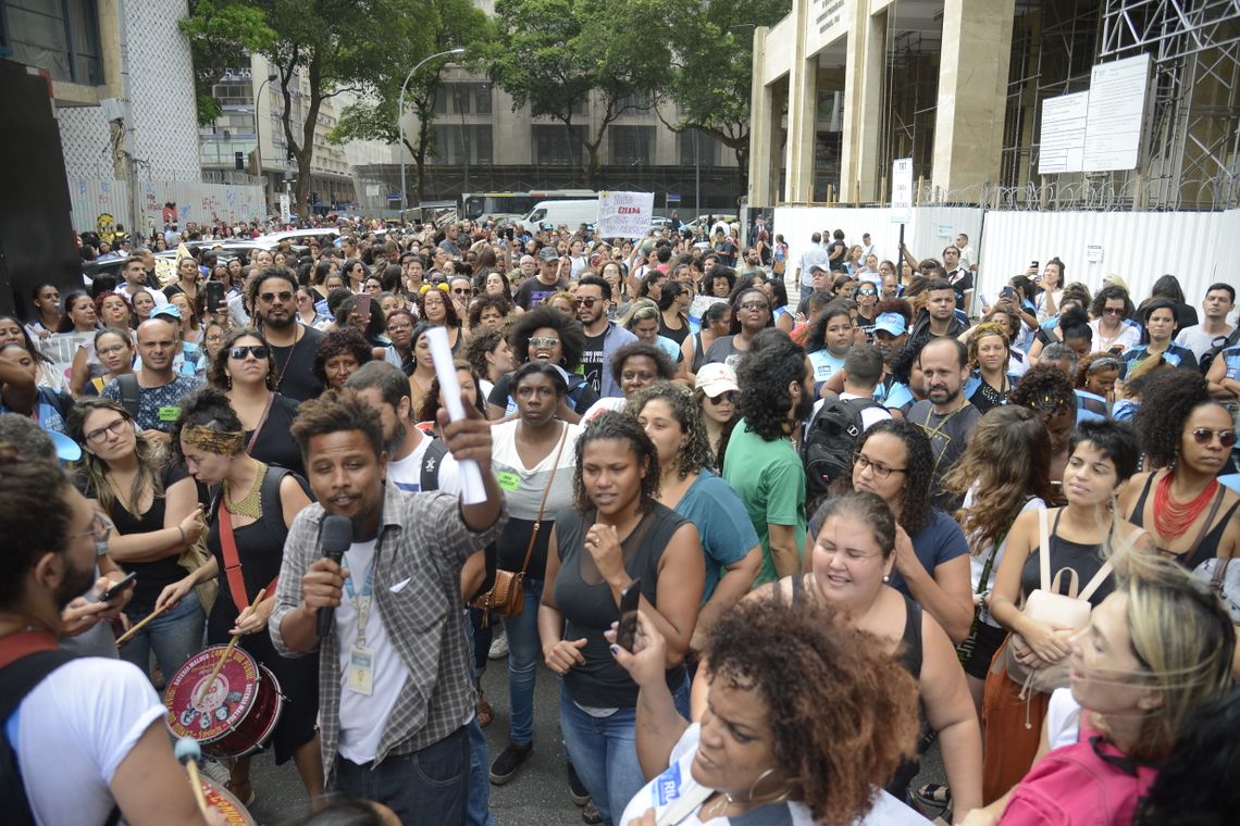 Tomaz Silva/Agêcia Brasil Profissionais da saúde do município do Rio protestam em frente à Justiça do Trabalho, no centro da capital.