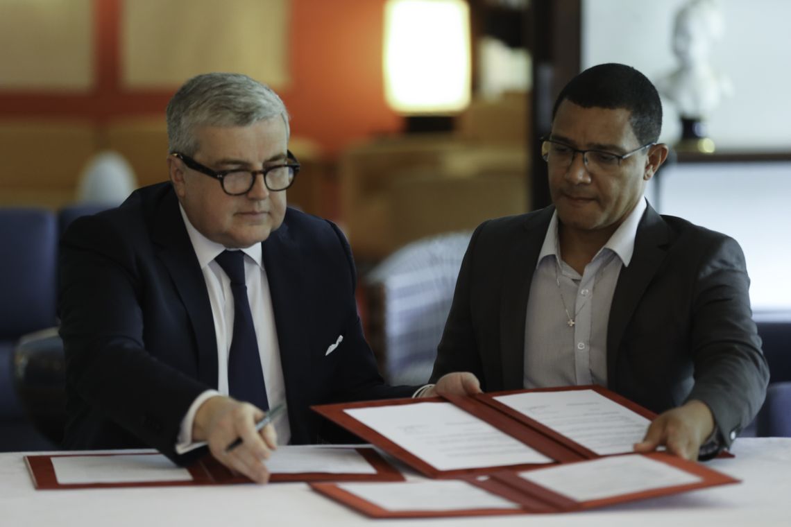 Fabio Rodrigues Pozzebom/Agência Brasil O embaixador da França no Brasil, Michel Miraillet, e o presidente da Cáritas Arquidiocesana de Manaus, padre Orlando Gonçalves Barbosa, durante assinatura da liberação de 200 mil euros para acolhimento de venezuelanos em Manaus.