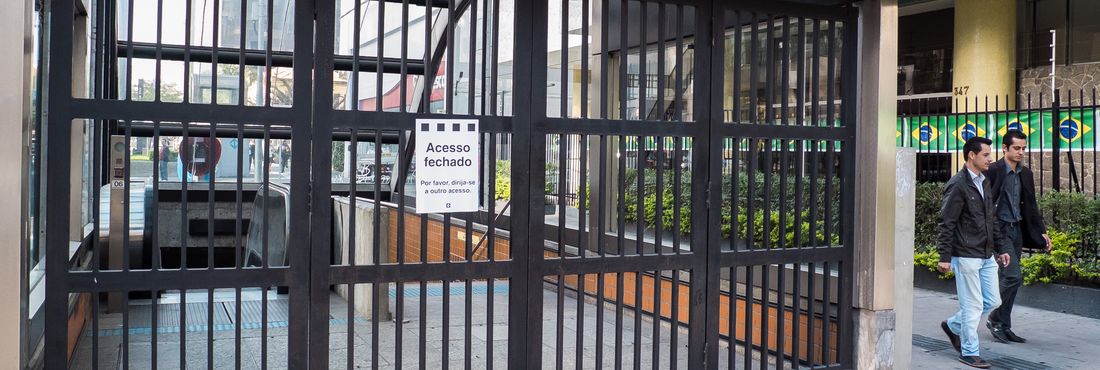 Greve do Metrô-SP Pessoas caminham pela calçada próxima da entrada da Estação Brigadeiro de Metrô que se encontra fechada nesta manhã de greve de Metroviários em São Paulo.
