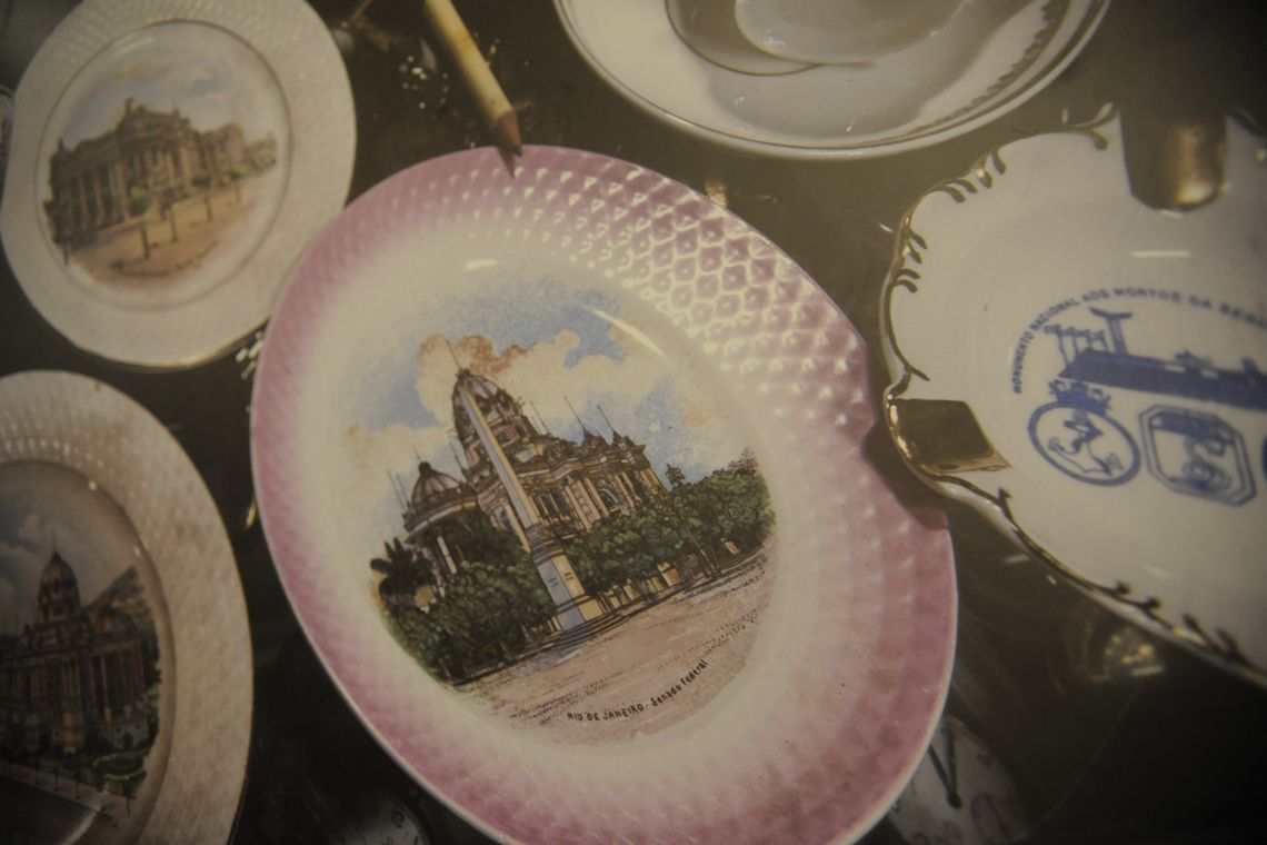 16 17:20:25 A exposição Com do Rio da Cabeça aos Pés: sem medo de ser Kitsch mostra a representação do RJ em souvenires desde os anos 20 até trabalhos contemporâneos no Centro Carioca de Design (Fernando Frazão/Agência Brasil)