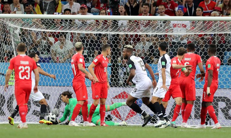 Copa 2018: SuÃ­Ã§a e Costa Rica. Kendall Waston, Costa Rica, marca o primeiro gol da equipe.