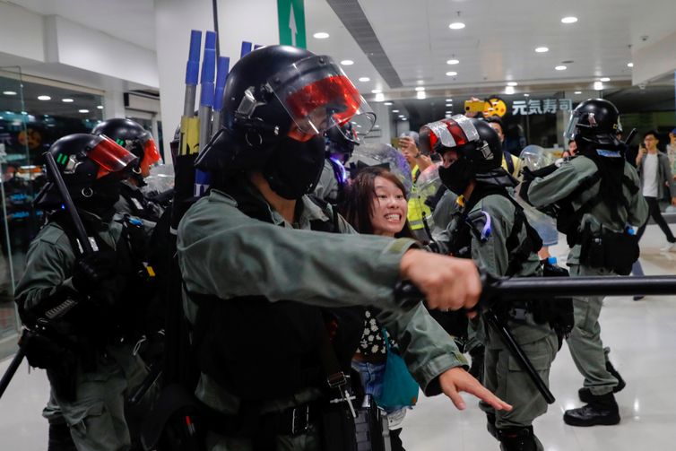 TYRONE SIU Riot police detain an anti-government protester at shopping mall in Tai Po, Hong Kong, China November 3, 2019. REUTERS/Tyrone Siu
