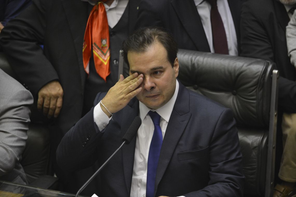 Valter Campanato/Agência Brasil Com 334 votos, o deputado Rodrigo Maia (DEM-RJ) foi reeleito presidente da Câmara dos Deputados em primeiro turno. O resultado foi bastante comemorado no plenário e Maia se emocionou