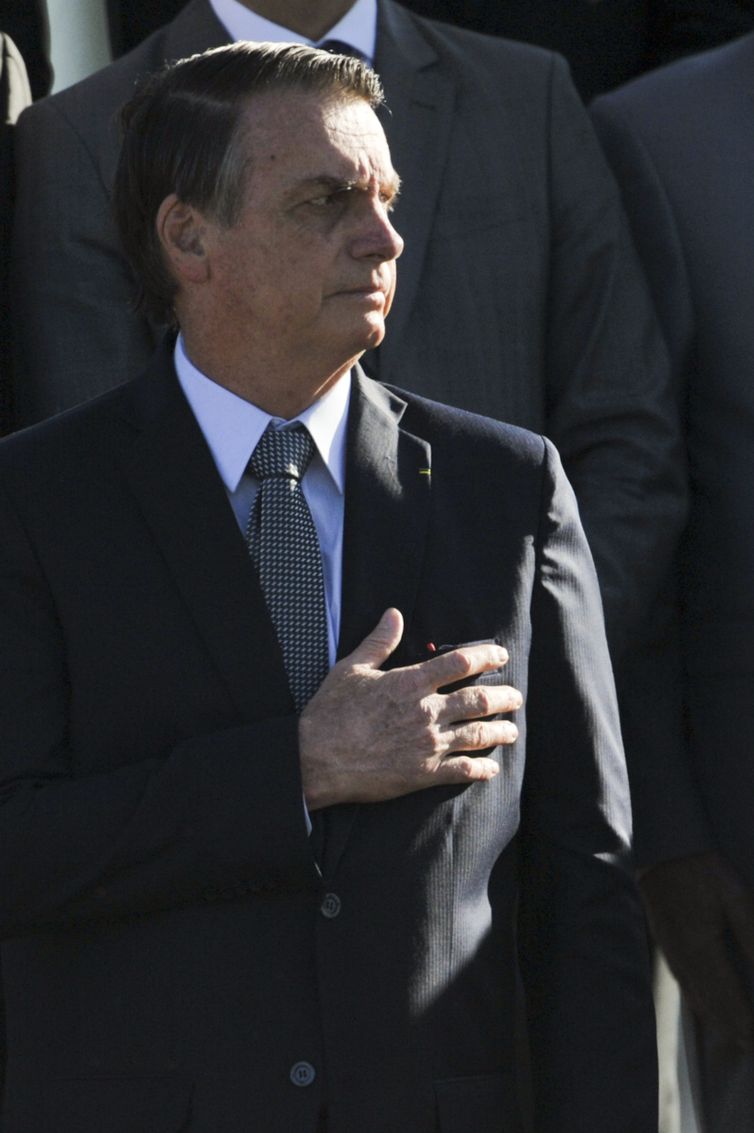 O Presidente da Repblica, Jair Bolsonaro, a primeira dama, Michele Bolsonaro e ministros de Estado participam da cerimnia de hasteamento da Bandeira Nacional, na rea externa do Palcio da Alvorada.