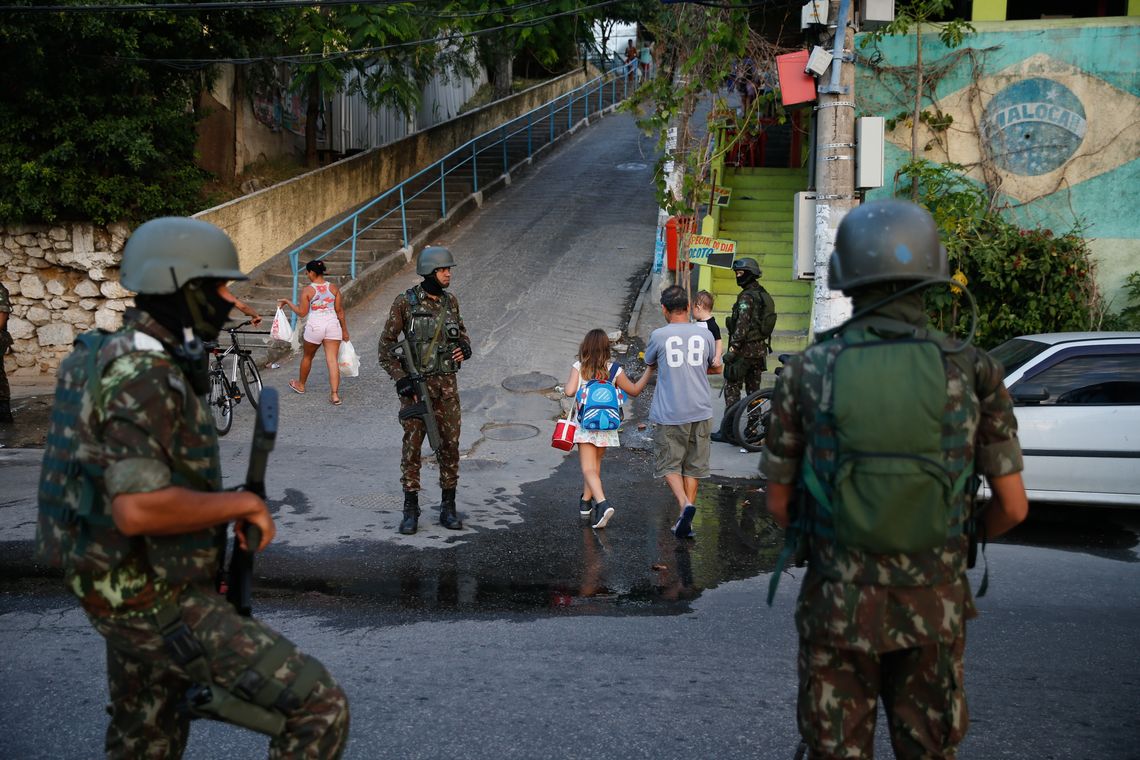 Fernando Frazão/Agência Brasil Militares do Exército participam de operação das forças de segurança na comunidade do Preventório, em Niterói.