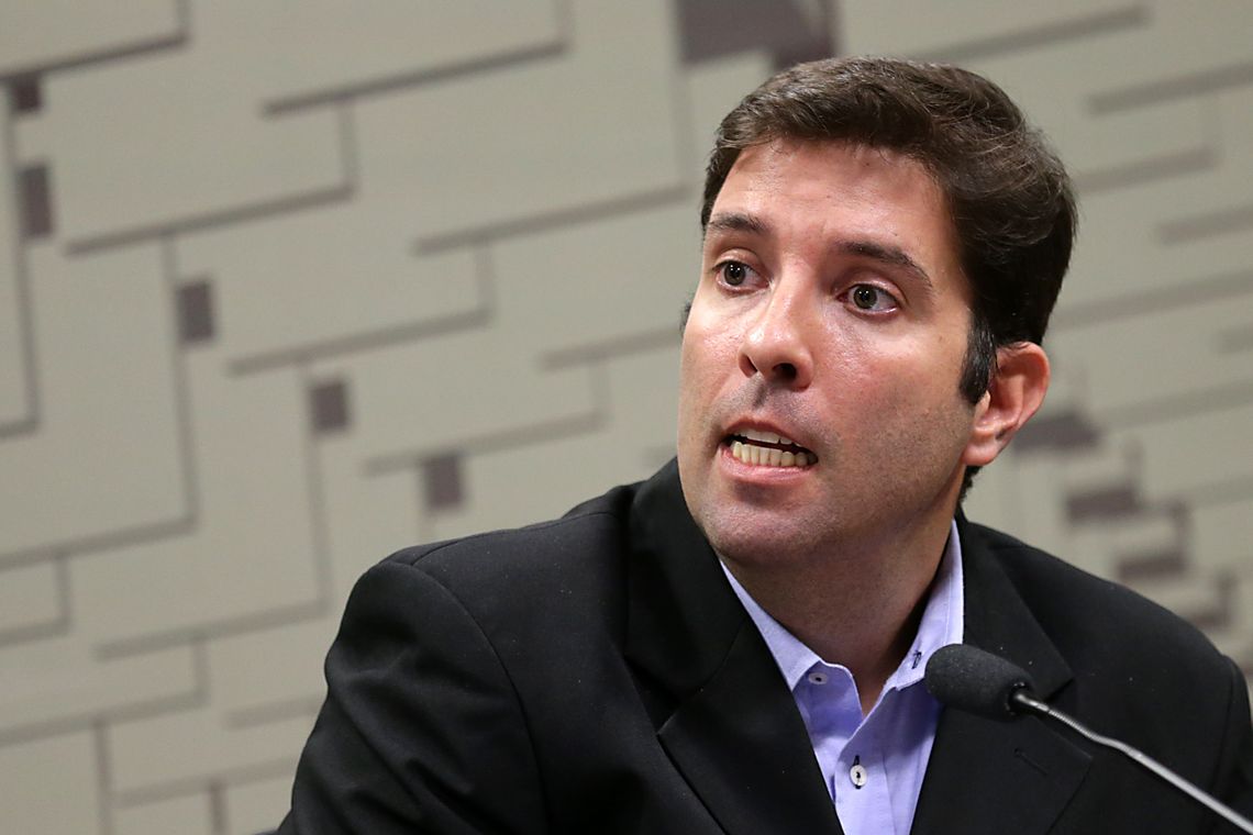 Fabio Rodrigues Pozzebom/Agência Brasil O ex-técnico da seleção brasileira de ginástica olímpica Fernando de Carvalho Lopes depõe na CPI do Senado que investiga maus-tratos em crianças e adolescentes. Ele é acusado de abuso sexual por cerca 40 atletas e ex-atletas.