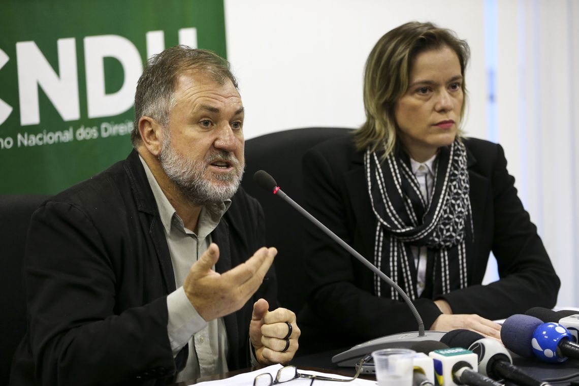 O vice-presidente do Conselho Nacional dos Direitos Humanos (CNDH), Darci Frigo, e a presidente, Fabiana Severo, durante entrevista coletiva sobre a violência no contexto das eleições 2018.