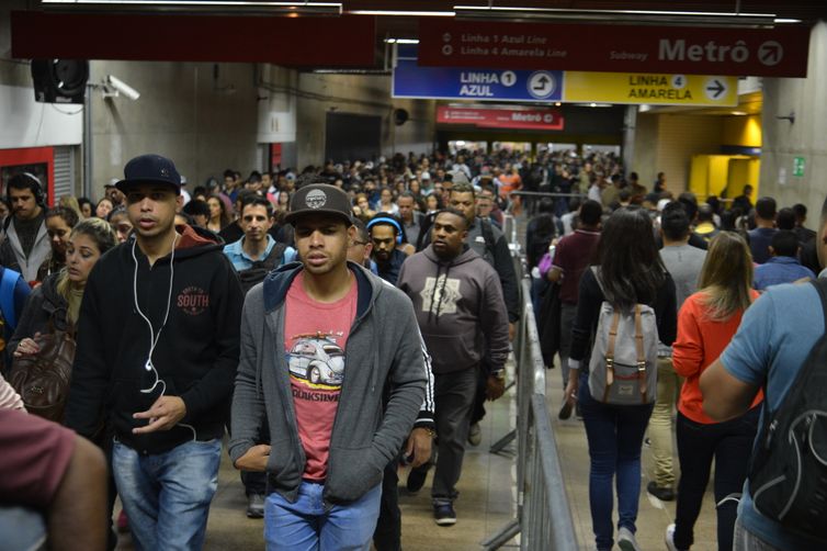 Rovena Rosa/Agência Brasil Integração entre os trens da Companhia Paulista de Trens Metropolitanos (CPTM) e o metrô na Estação Luz.