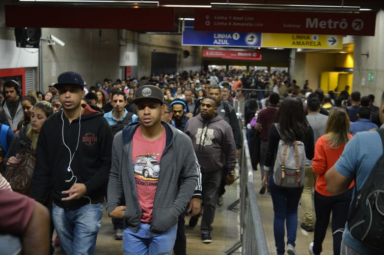 Integração entre os trens da Companhia Paulista de Trens Metropolitanos (CPTM) e o metrô na Estação Luz.