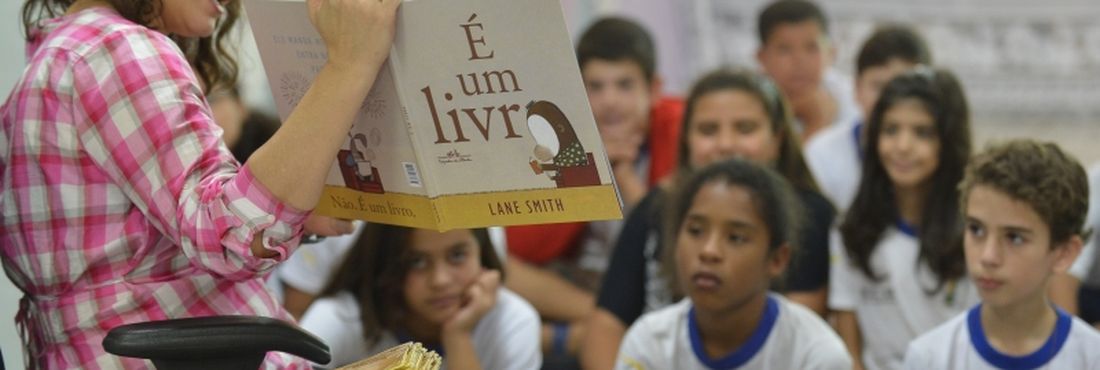 Dia Internacional do Livro Infantil - 5 Alunos na biblioteca da Escola Classe 18 de Taguatinga