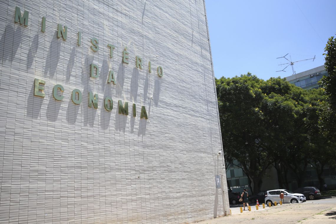 José Cruz/Agência Brasil Começam a ser trocados os nomes nas fachadas de ministérios, em Brasília.