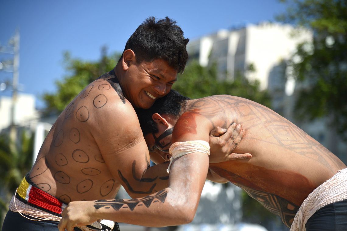 Tânia Rêgo/Agência Brasil Rio de Janeiro - Apresentação sociocultural de esporte indígena na Arena Esporte e Lazer do Ministério do Esporte, na Praia de Copacabana. Na foto, ritual Bakairi e Tadaimpâdyly, luta corporal do povo Bakairi do Mato Grosso (Tânia Rêgo