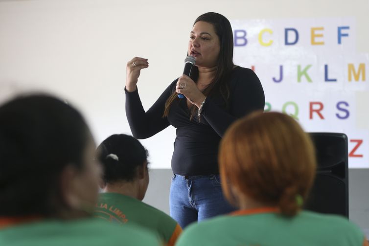 Williani Carvalho coordena projeto para alfabetização de garis no Distrito Federal