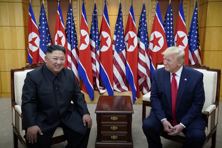 O presidente dos EUA, Donald Trump, se encontra com o líder norte-coreano Kim Jong Un na zona desmilitarizada que separa as duas Coréias, em Panmunjom, na Coreia do Sul