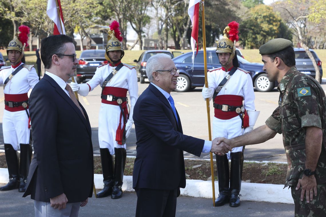 Antonio Cruz/Agência Brasil O embaixador do Peru no Brasil, Vicente Rojas Escalante, assiste competição equestre no 1º Regimento de Cavalaria de Guardas, em Brasília.