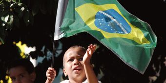 Criança com bandeira do Brasil