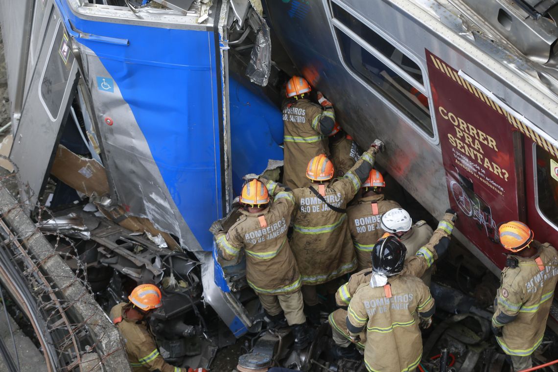Dois trens bateram na Estação de São Cristóvão, na Zona Norte do Rio de Janeiro, na manhã desta quarta-feira