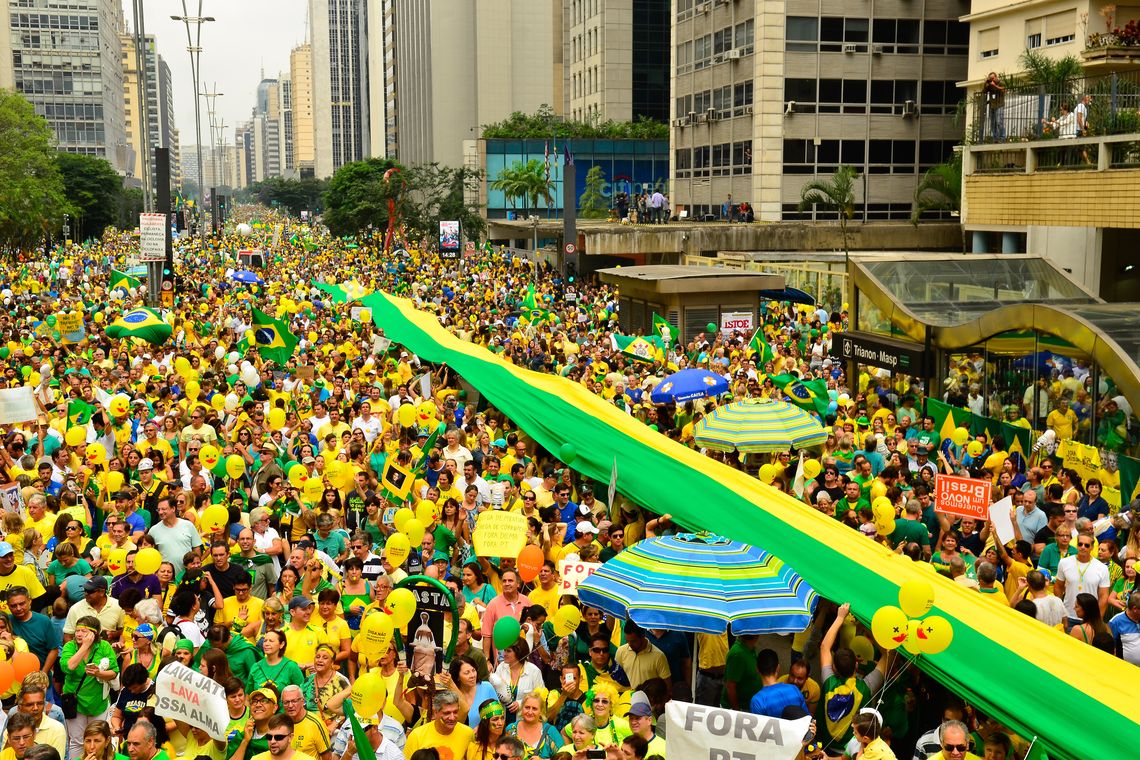 Rovena Rosa/Agência Brasil São Paulo - Manifestação na Avenida Paulista, região central da capital, contra a corrupção e pela saída da presidenta Dilma Rousseff (Rovena Rosa/Agência Brasil)