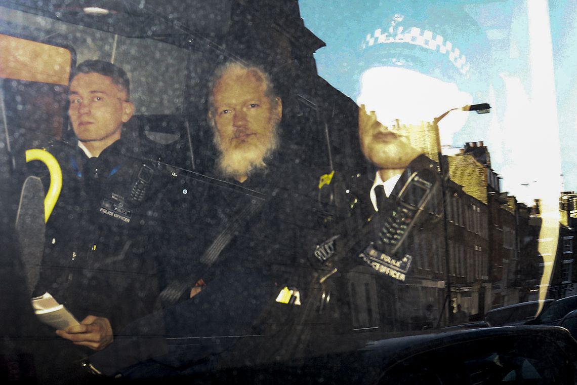 REUTERS/Henry Nicholls/Direitos Reservados O fundador do WikiLeaks, Julian Assange, deixa o Tribunal de Magistrados de Westminster na van da polícia, depois de ser preso em Londres, na Grã-Bretanha.