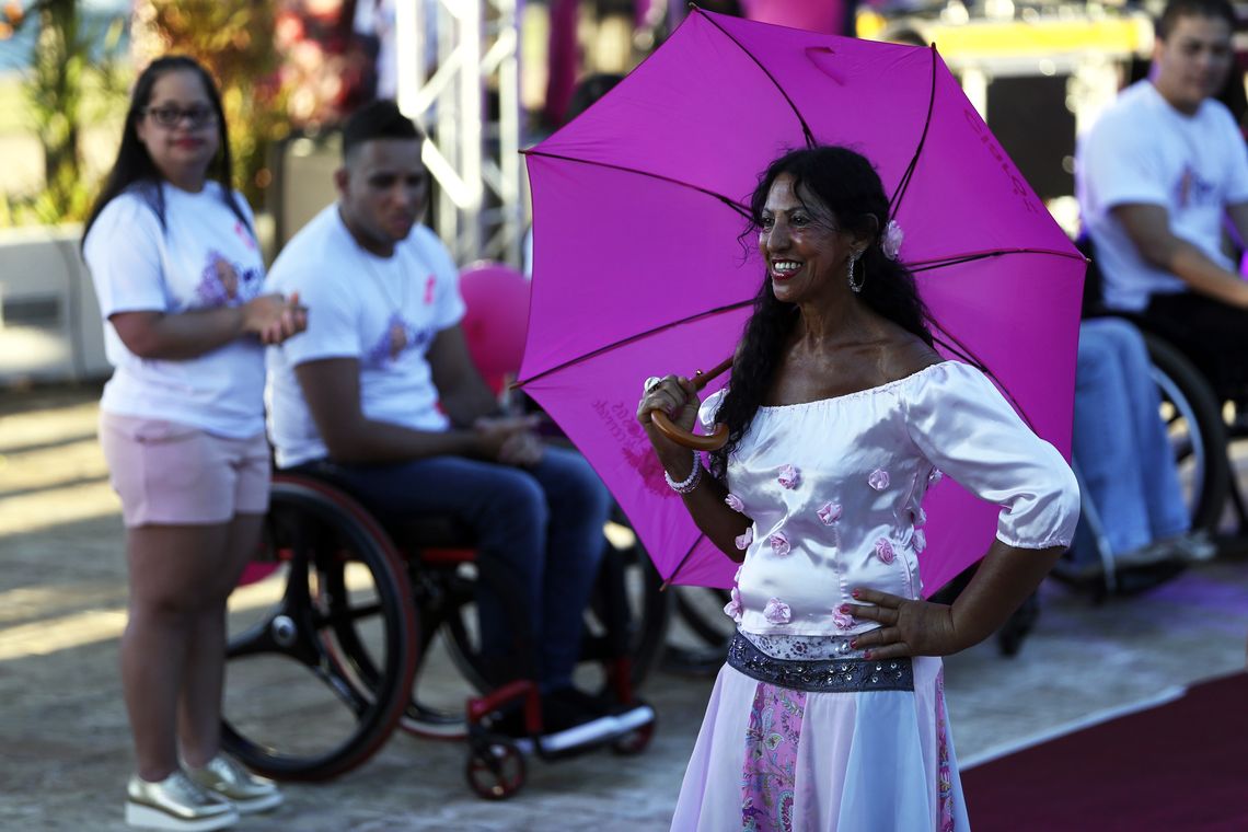 José Cruz/Agência Brasil Brasília - Mulheres com câncer de mama participam de desfile como parte das atividades do Outubro Rosa, mês de conscientização sobre a doença (José Cruz/Agência Brasil)