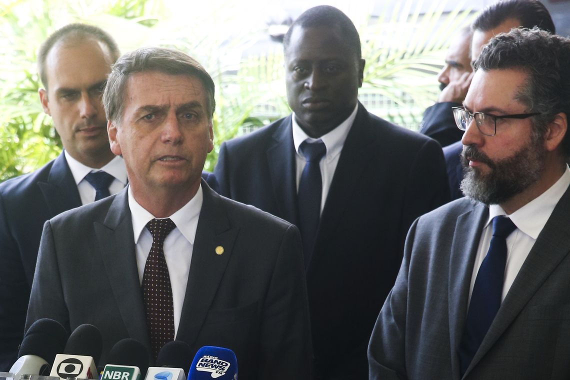 Valter Campanato/Agência Brasil O presidente eleito Jair Bolsonaro e o futuro ministro das Relações Exteriores, embaixador Ernesto Fraga Araújo, concedem entrevista à imprensa no CCBB.