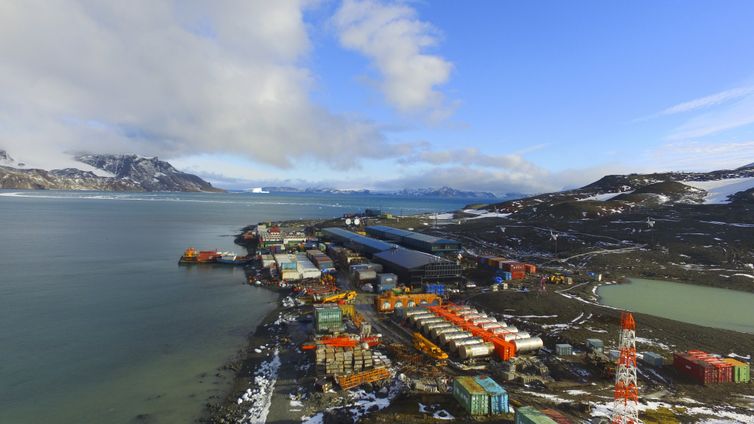 Alan Arrais/NBR/Agência Brasil Estação Antártica Comandante Ferraz é uma base antártica pertencente ao Brasil localizada na ilha do Rei George, a 130 quilômetros da Península Antártica, na baía do Almirantado, na Antártida.