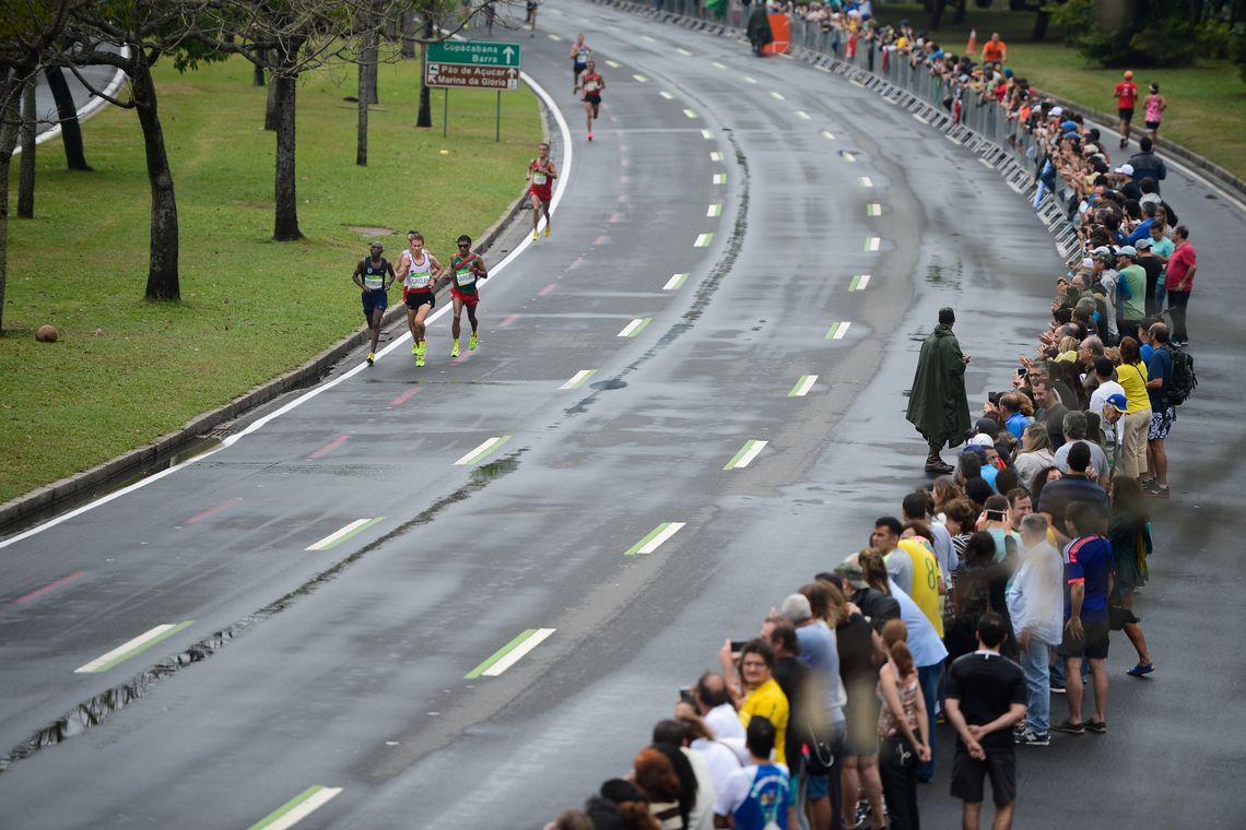 Tânia Rêgo/Agência Brasil Rio de Janeiro - Sob chuva forte atletas da maratona masculina passam pelo aterro do Flamengo (Tânia Rêgo/Agência Brasil)