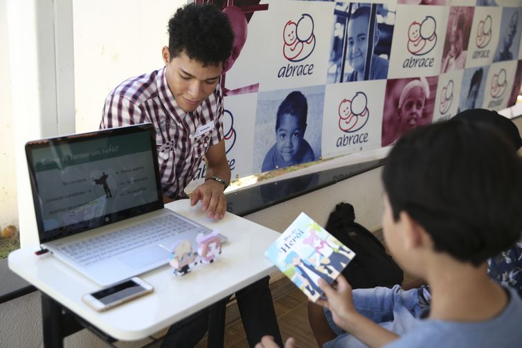 A Abrace, uma associação de assistência social a crianças e adolescentes com câncer e doenças hematológicas, em parceria com o Centro Universitário do Distrito Federal, lança jogos para divertir e conscientiza crianças com câncer.
