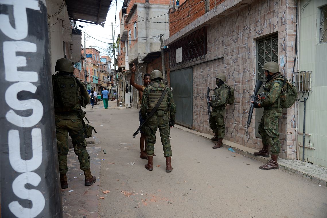 Fernando Frazão/Agência Brasil Rio de Janeiro - Fuzileiros Navais participam de operação de segurança na favela Kelson's, na zona norte do Rio de Janeiro (Fernando Frazão/Agência Brasil)