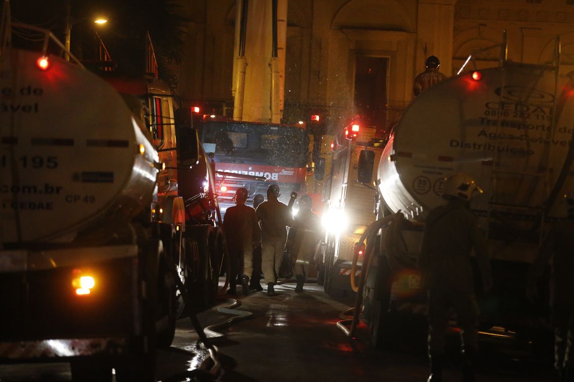 Tânia Rego/Agência Brasil Um incêndio de proporções ainda incalculáveis atingiu, no começo da noite deste domingo (2), o Museu Nacional do Rio de Janeiro, na Quinta da Boa Vista, em São Cristóvão, na zona norte da capital fluminense