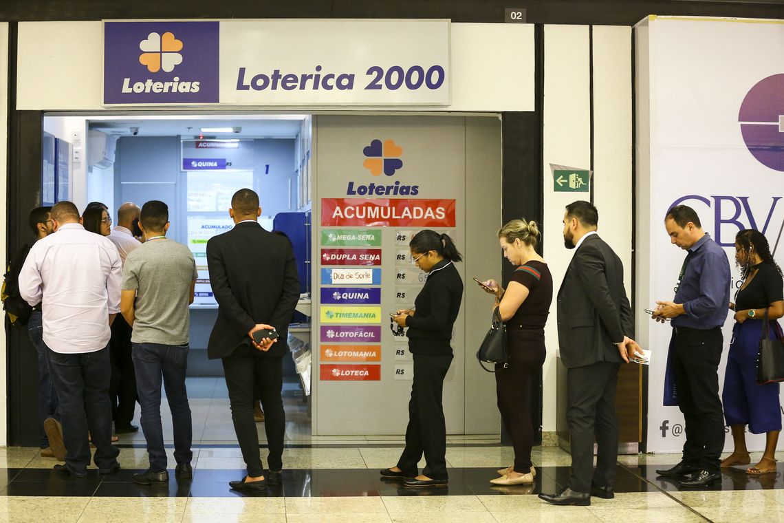 Apostadores fazem fila em casa lotÃ©rica. A Caixa EconÃ´mica Federal sorteia hoje (08) as seis dezenas do concurso 2.149 da Mega-Sena acumulada, que deve pagar um prÃªmio de R$ 170 milhÃµes.