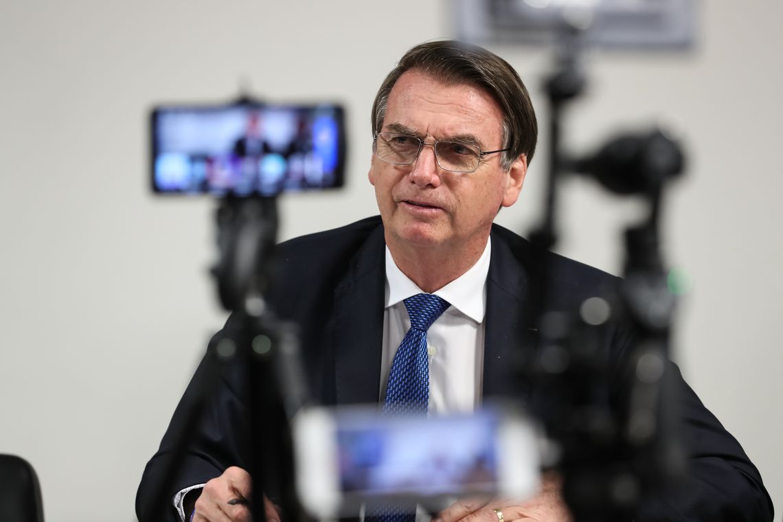 O presidente Jair Bolsonaro faz transmissão ao vivo para rede sociais.