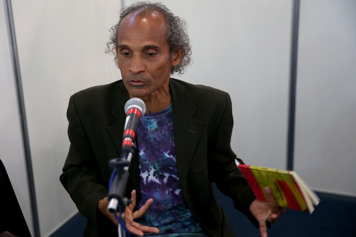 Wilson Dias/Agência Brasil Brasília - O poeta Aroldo Pereira concede entrevista à Radio Nacional de Brasília, na 33ª Feira do Livro de Brasília (Wilson Dias/Agência Brasil)