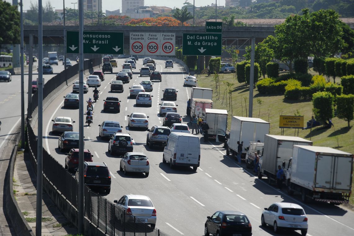 Tania Rego/Agência Brasil Rio de Janeiro - Caminhões trafegam em horário proibido pela Linha Amarela, na altura de Del Castilho, zona norte do Rio(Tania Rego/Agência Brasil)