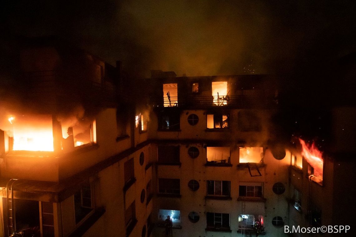 Brigada dos Sapeurs-Pompiers de Paris/Reuters Edifício residencial é engolido pelas chamas em Paris
Um edifício residencial está envolto em chamas em Paris, França 5 de fevereiro de 2019 nesta imagem obtida a partir de mídia social. B. Moser / Brigada dos Sapeurs-Pompiers de Paris (BSPP)
